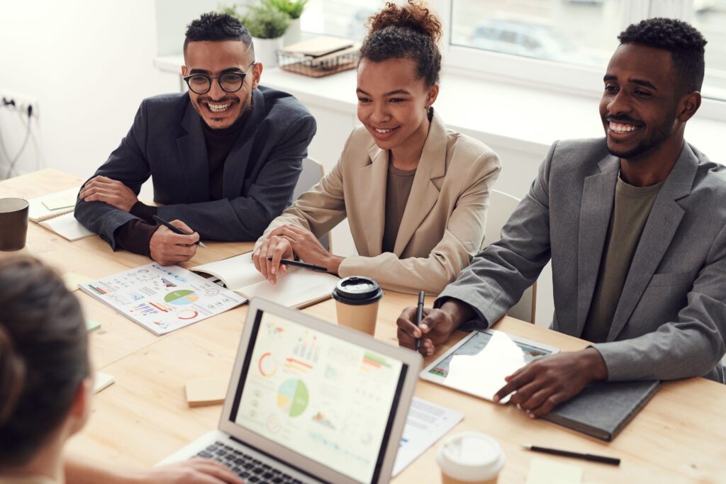 Equipo de negocios internacionales exportando servicios desde México con tasa 0% de IVA en 2026