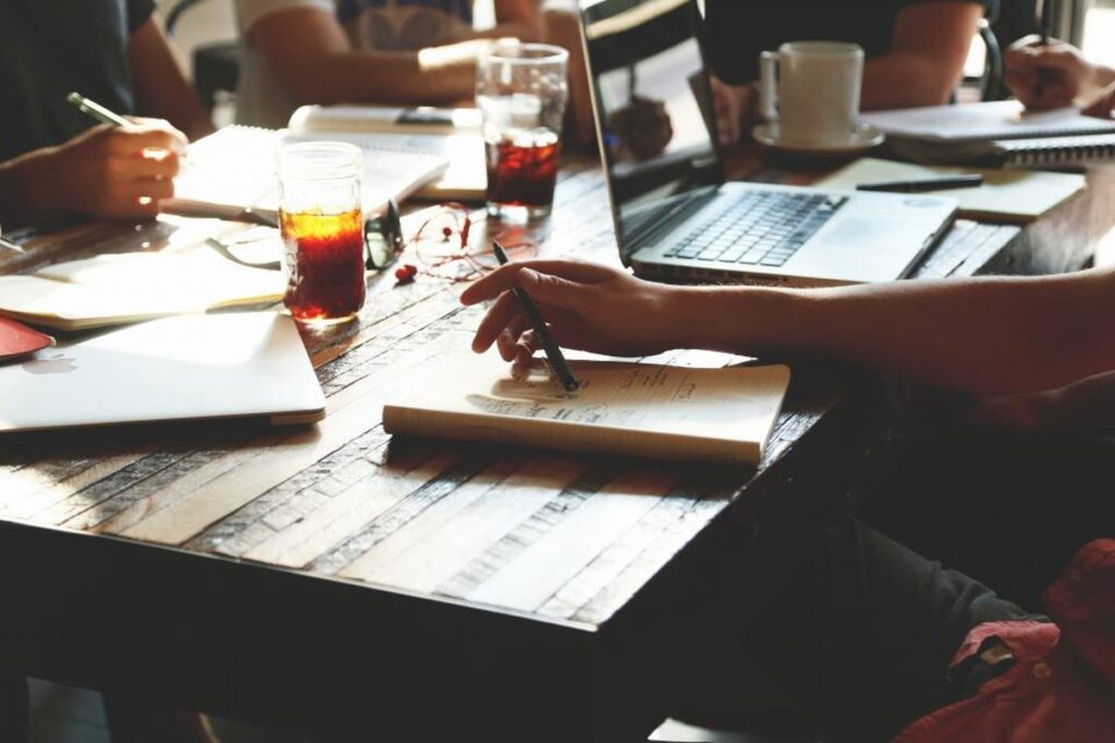 Equipo de trabajo en una reunión, en relación con las obligaciones fiscales de una asociación civil.