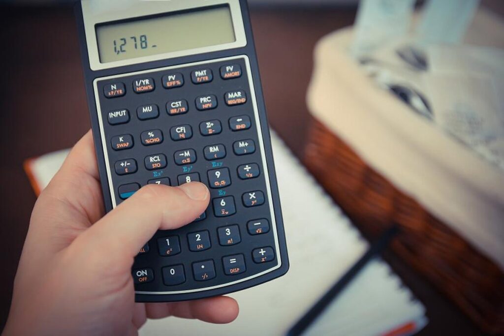 Calculadora con operaciones, en relación con los honorarios profesionales del contador.