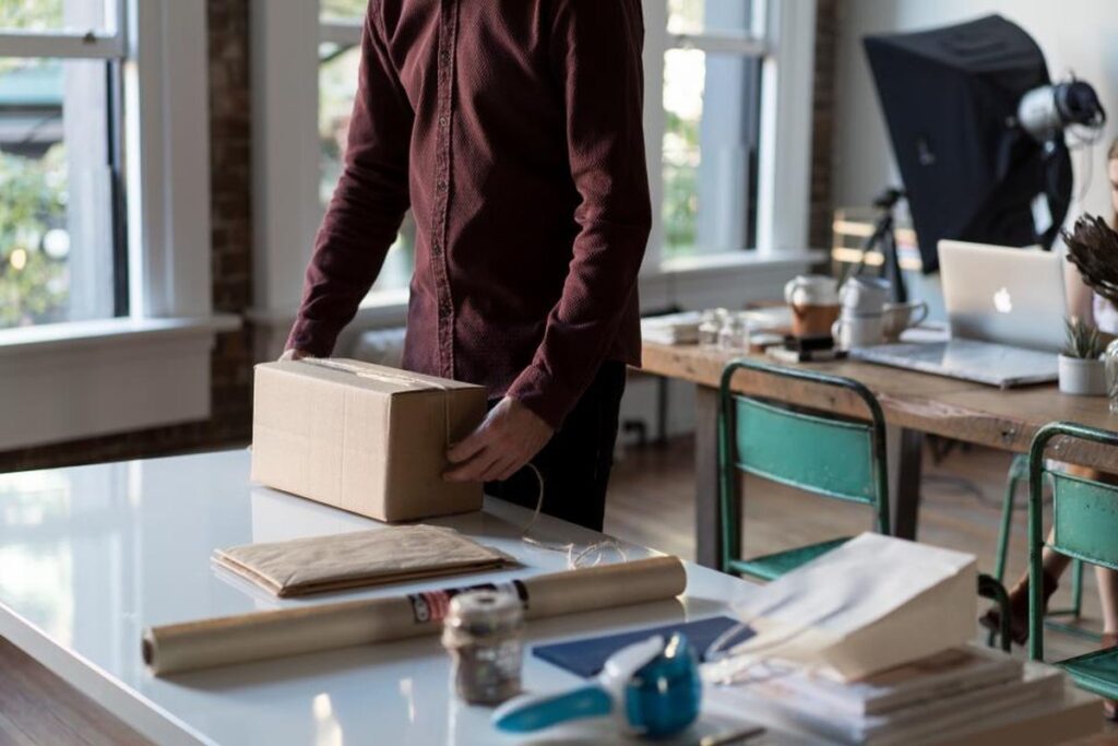 Cajas de cartón apiladas, en relación con la logística sin inventario del dropshipping.