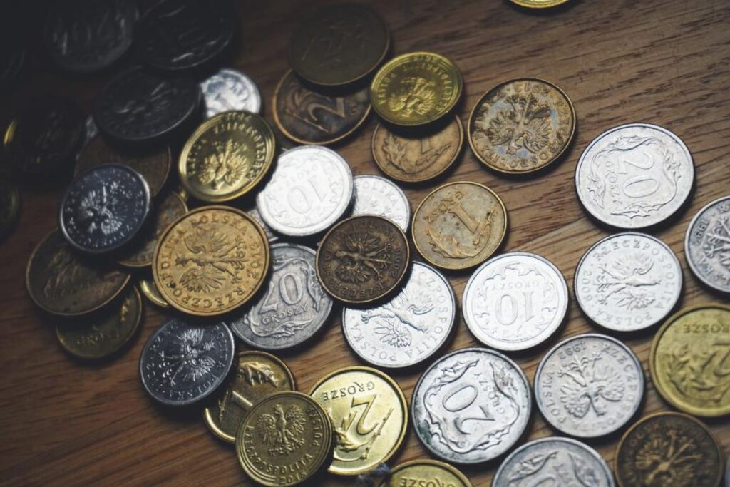 Monedas dinero, en relación con cómo conseguir fondos para tu asociación civil: donativos, convocatorias y gobierno 2026.